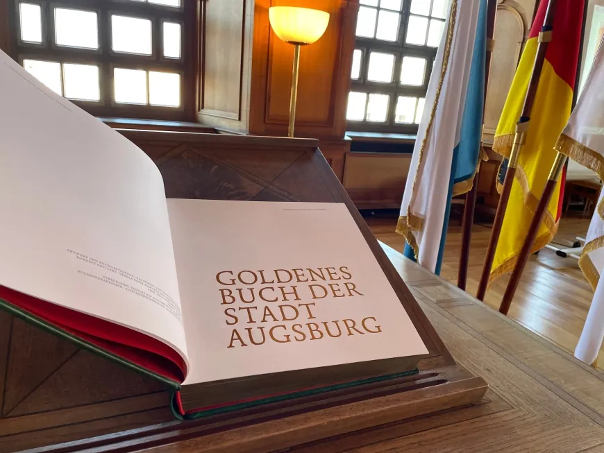 Ein Stück Stadtgeschichte: Neues Goldenes Buch für Augsburg